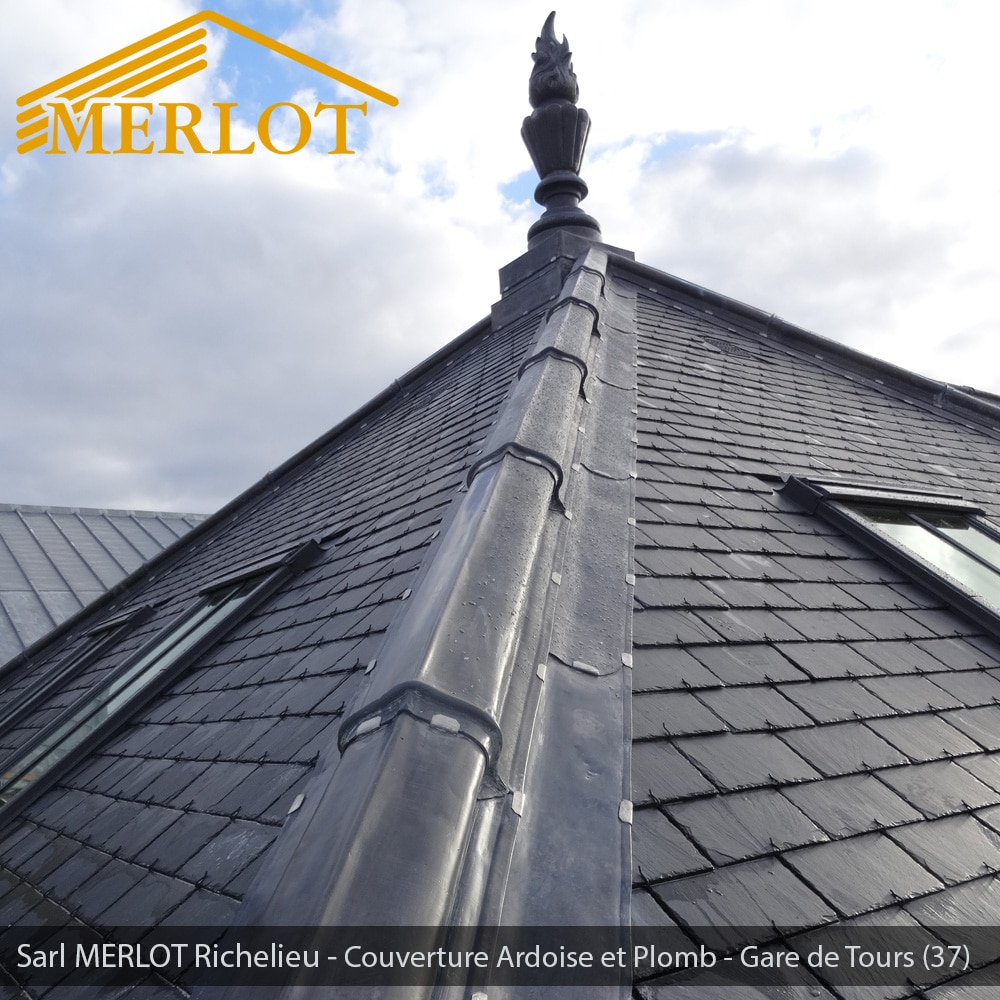 Faîtage et Ornement en Plomb - Rénovation de Couverture Ardoise Zinc et Plomb - Gare de Tours (37) - Sarl MERLOT Richelieu - Charpente Bois Merlot