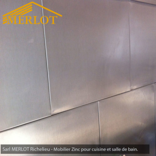 Mobilier Zinc - Façade et crédence de cuisine en zinc - Habillage de Salle de bain en Zinc - Réalisation et faconnage sur-mesure par la Sarl Merlot à Richelieu (37) Centre Val de Loire - France
